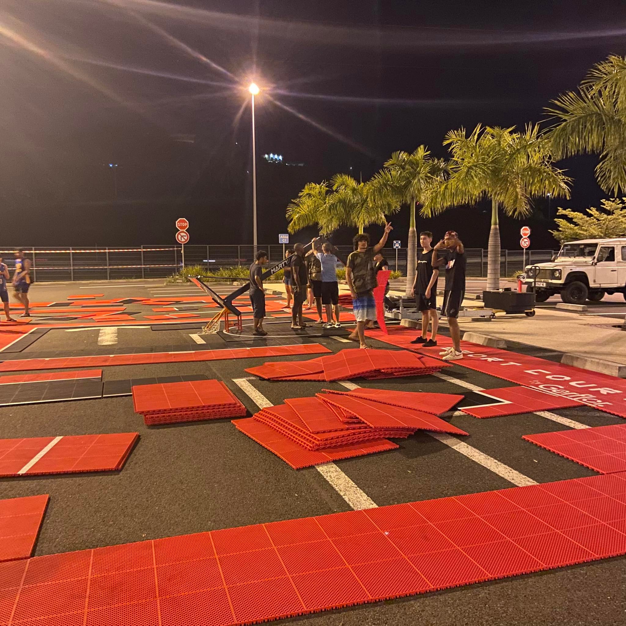 Le terrain mobile 3x3 offert par la FFBB, a été monté la veille avec une équipe de bénévoles constituée de jeunes joueurs, de cadres, de dirigeants, ce puzzle géant a pris un peu plus de 2 heures de montage.  